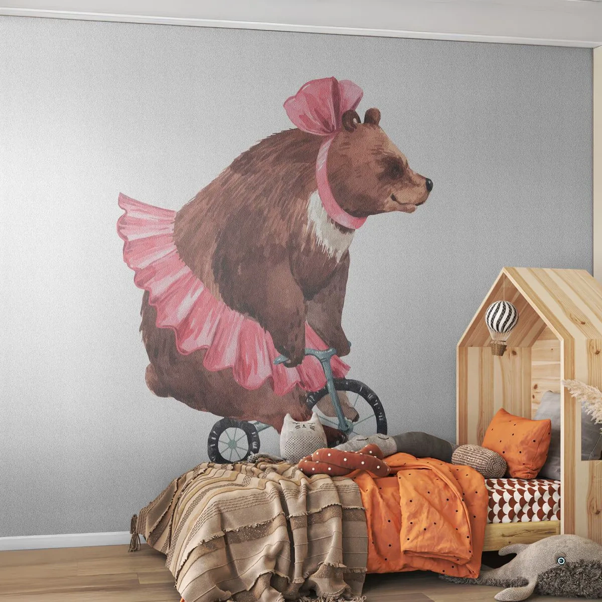 Fototapete Premium Sand - Ein Teddybär in einem rosa Rock fährt auf einem kleinen Fahrrad - 100x70cm - Was für ein Affentheater! - Moderne Wanddekoration für Wohnzimmer und Schlafzimmer ARTTOR