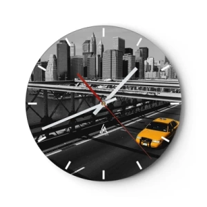 Wanduhr - Glasuhr - Ein gelbes Taxi vor einem schwarz-weißen Stadthintergrund - 30x30cm - Die Farbe einer Großstadt - Moderne Wanddekoration für Wohnzimmer, Küche und Schlafzimmer ARTTOR