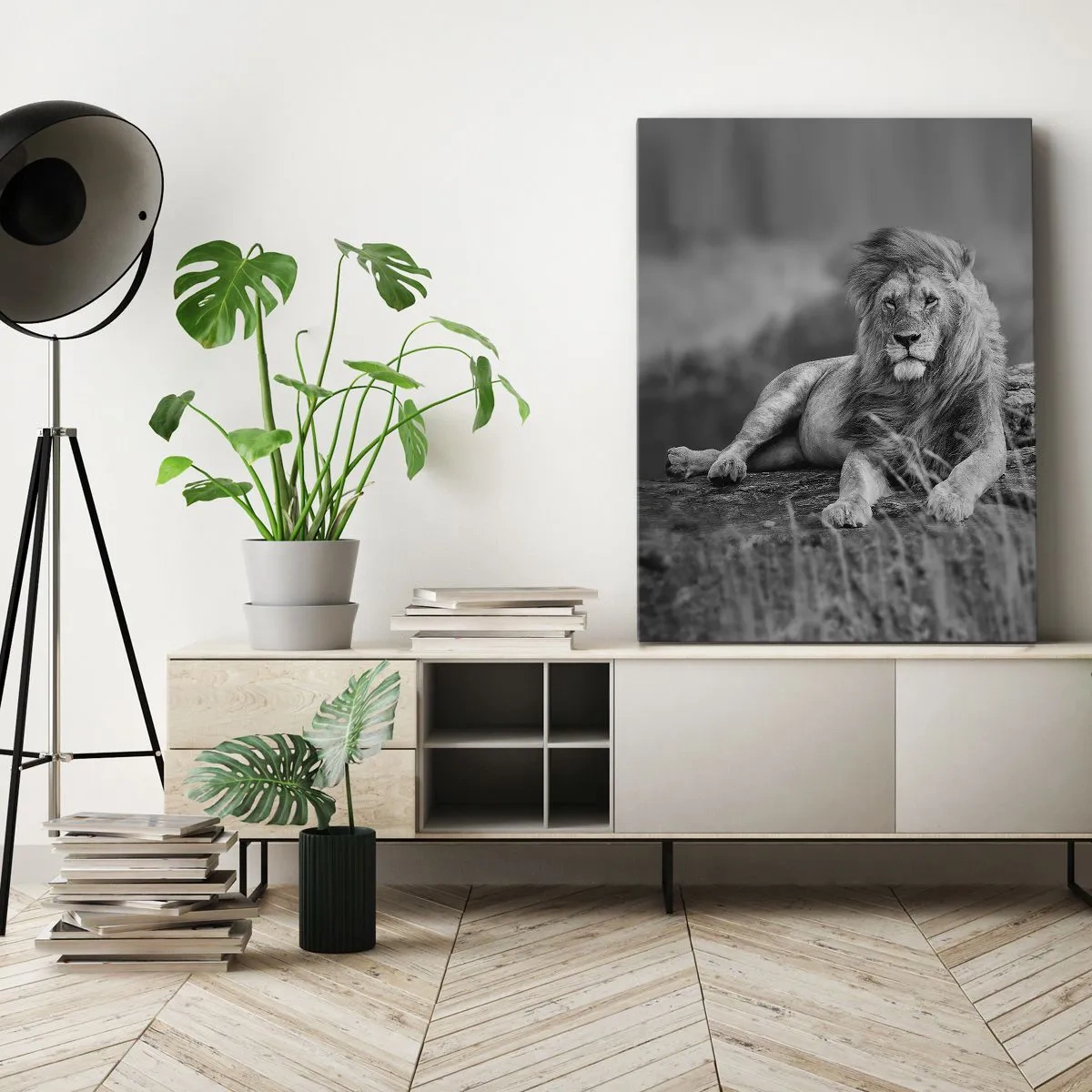 Bild auf Leinwand - Leinwandbild - Löwe ruht auf einem Felsen im monochromen Stil - 50x70cm - Königliche Siesta - Moderne Wanddekoration für Wohnzimmer und Schlafzimmer ARTTOR