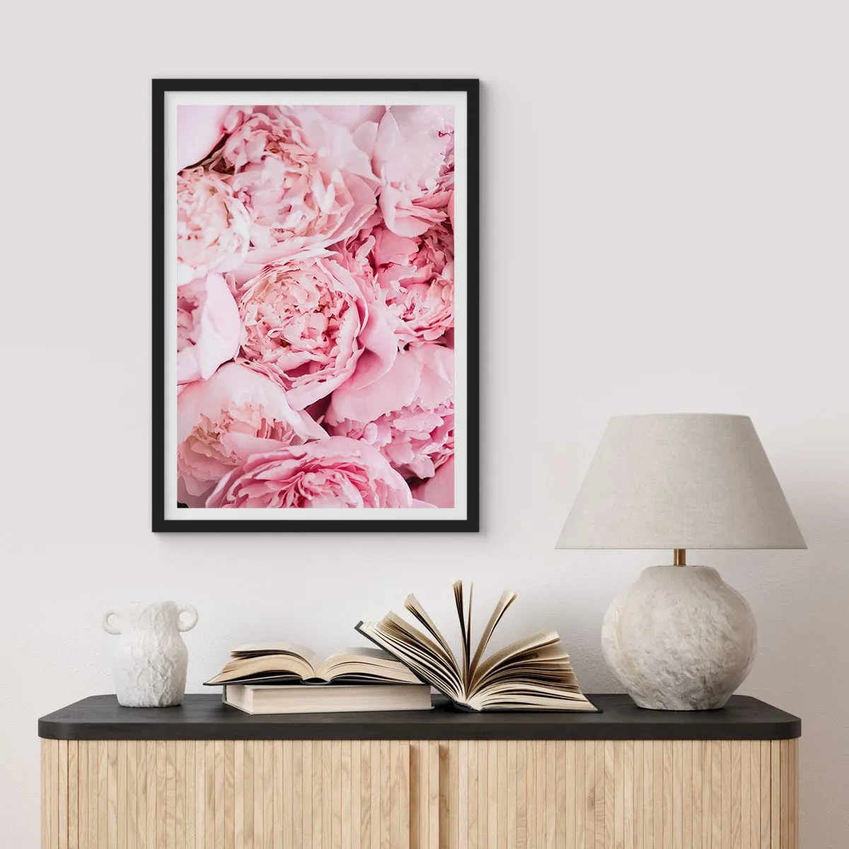 Poster in einem schwarzem Rahmen - Eine Nahaufnahme von zartrosa Pfingstrosen in voller Blüte - 50x70cm - Anschmiegsam und duftend - Moderne Wanddekoration für Wohnzimmer und Schlafzimmer ARTTOR