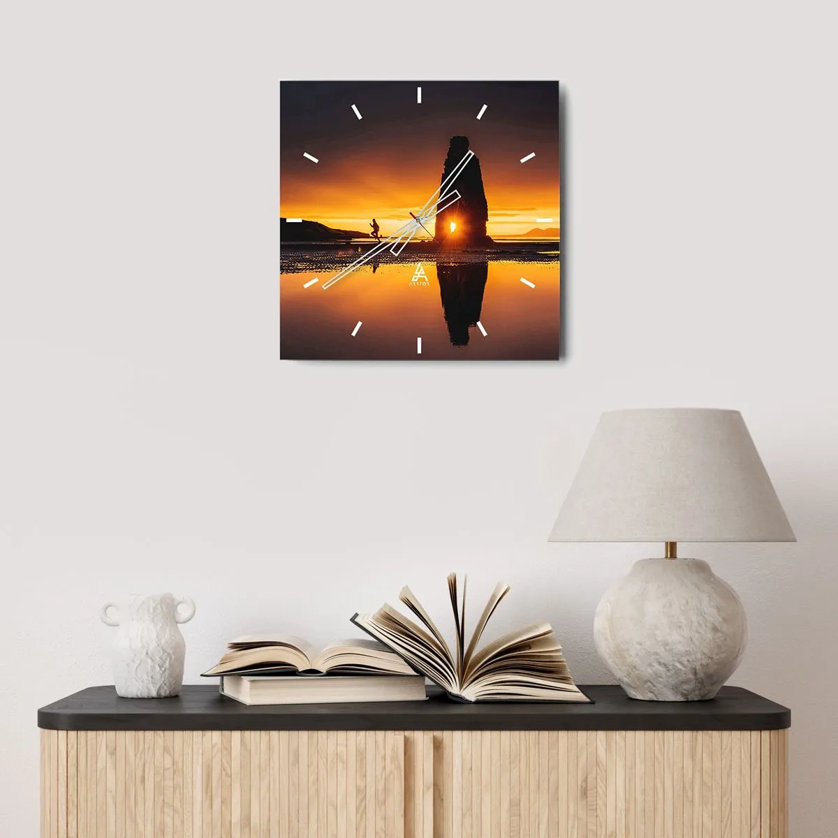 Wanduhr - Glasuhr - Person läuft bei Sonnenuntergang am Strand mit Felsformation - 30x30cm - Nur du und die Natur - Moderne Wanddekoration für Wohnzimmer und Schlafzimmer ARTTOR