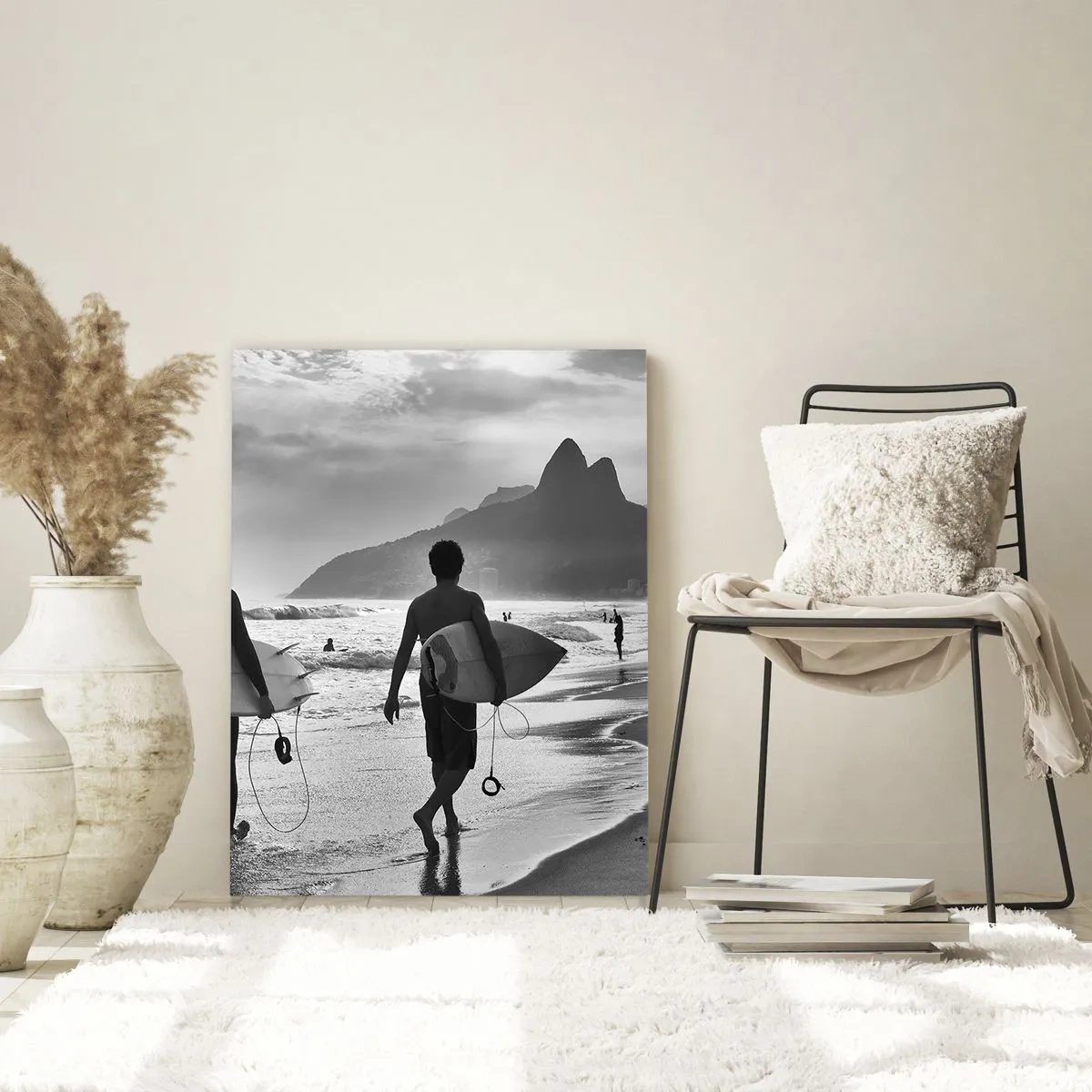 Glasbild - Bild auf glas - Surfer am Strand mit Brettern, Schwarz-Weiß-Komposition - 50x70cm - Single-Wave-Samba - Moderne Wanddekoration für Wohnzimmer und Schlafzimmer ARTTOR