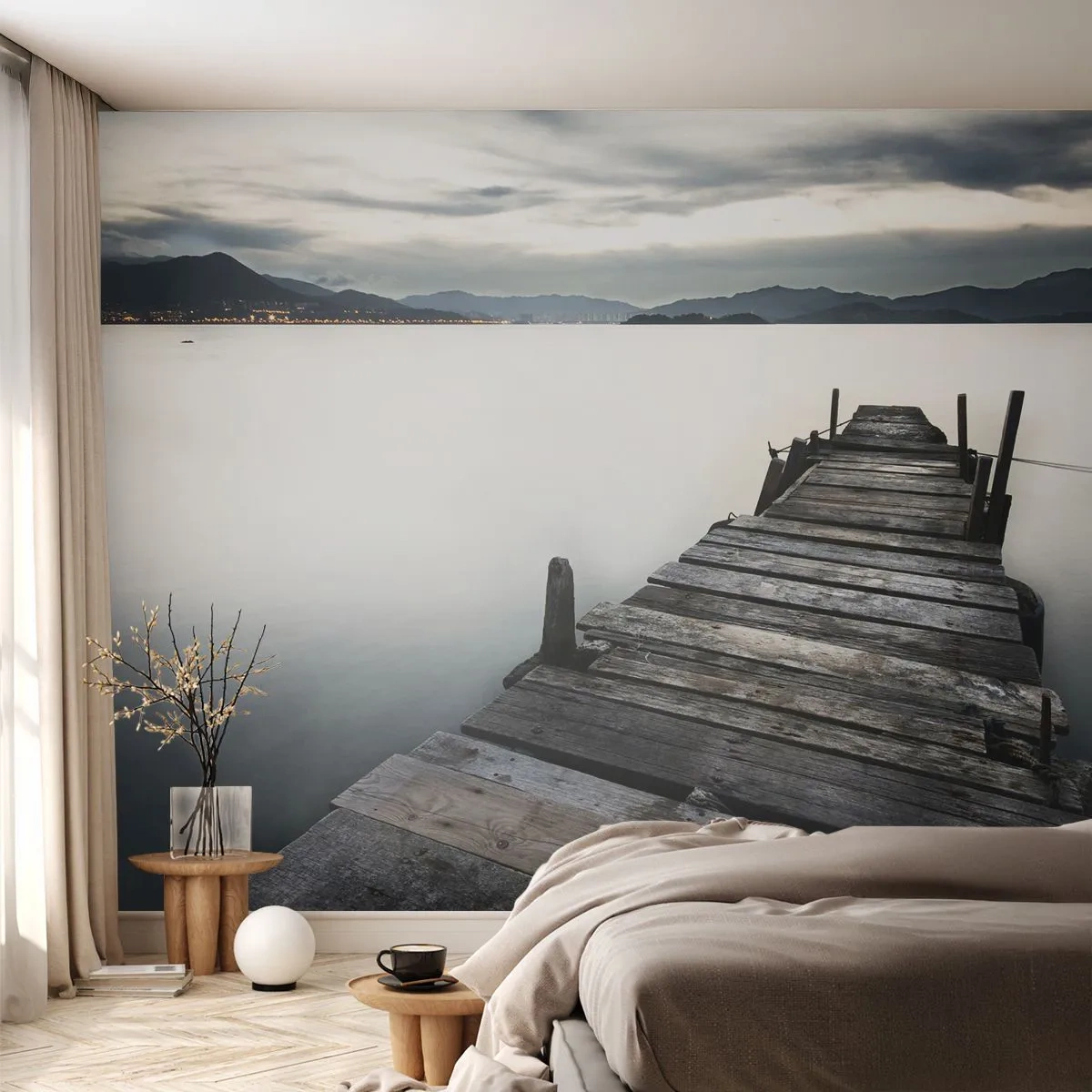 Fototapete Premium Sand - Ein Holzsteg über einem ruhigen See in der Abenddämmerung - 100x70cm - Tauchen Sie ein in Ruhe - Moderne Wanddekoration für Wohnzimmer und Schlafzimmer ARTTOR