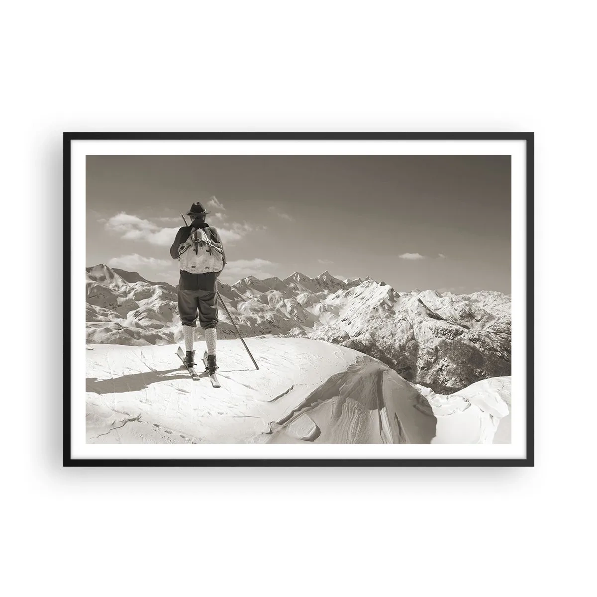 Poster in einem schwarzem Rahmen - Ein Skifahrer auf einem Berggipfel in Schwarz und Weiß - 100x70cm - Und die Berge bleiben unverändert - Moderne Wanddekoration für Wohnzimmer und Schlafzimmer ARTTOR