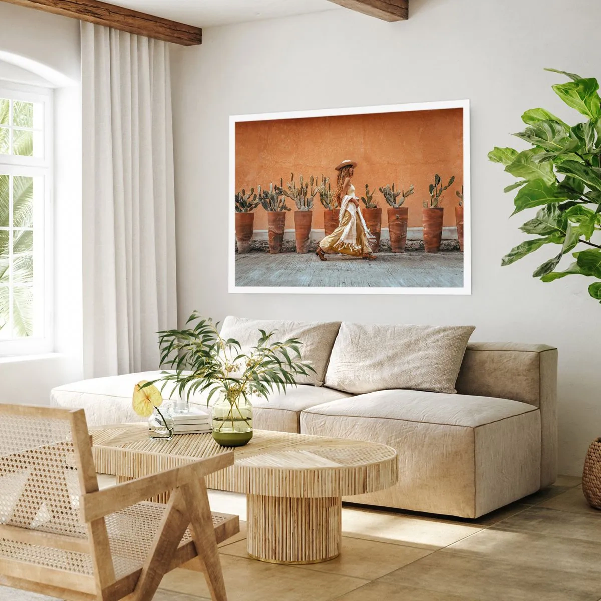 Poster - Eine Frau im Boho-Stil mit Töpfen voller Kakteen im Hintergrund. - 100x70cm - Hippie-Stil - Moderne Wanddekoration für Wohnzimmer und Schlafzimmer ARTTOR