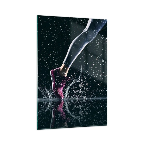 Glasbild - Bild auf glas - Eine dynamische Aufnahme eines Laufs im Regen vor schwarzem Hintergrund - 80x120cm - Wie viel Kraft in den Beinen - Moderne Wanddekoration für Wohnzimmer und Schlafzimmer ARTTOR