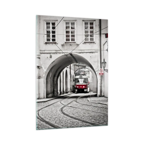 Glasbild - Bild auf glas - Schwarz-weiße Straßenbahn in einer alten Straße - 50x70cm - Durch das Stadtlabyrinth - Moderne Wanddekoration für Wohnzimmer und Schlafzimmer ARTTOR