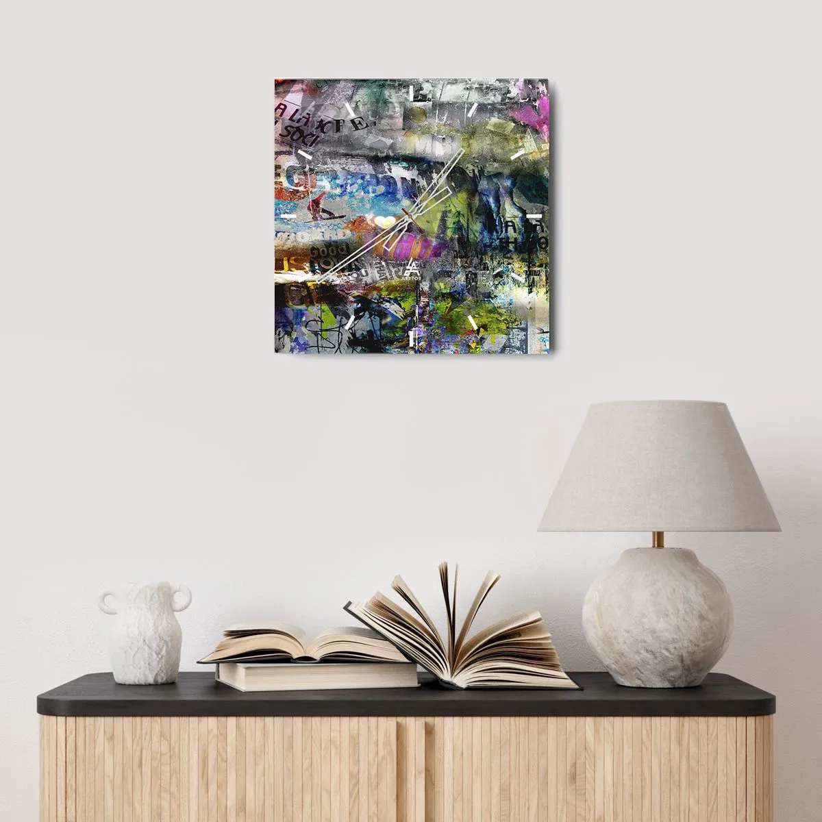Wanduhr - Glasuhr - Abstrakte Collage mit Text und verschiedenen Farben - 30x30cm - Collage aus Erinnerungen - Moderne Wanddekoration für Wohnzimmer und Schlafzimmer ARTTOR