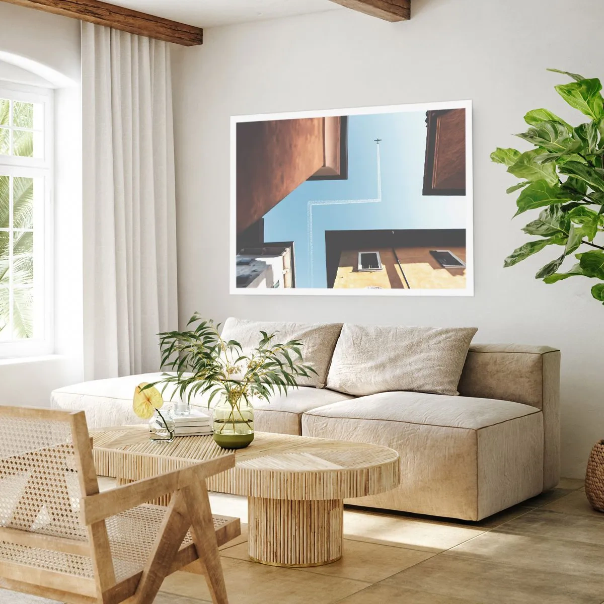 Poster - Blick auf das Flugzeug und seine Spur am Himmel aus der Straßenperspektive - 100x70cm - Über dem Stadtlabyrinth - Moderne Wanddekoration für Wohnzimmer und Schlafzimmer ARTTOR