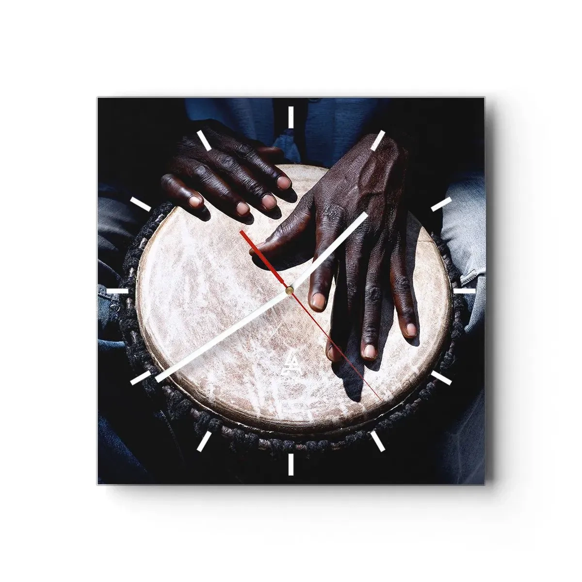 Wanduhr - Glasuhr - Hände spielen eine Djembe-Trommel in einer dynamischen Komposition - 30x30cm - Lebe in deinem eigenen Rhythmus - Moderne Wanddekoration für Wohnzimmer und Schlafzimmer ARTTOR
