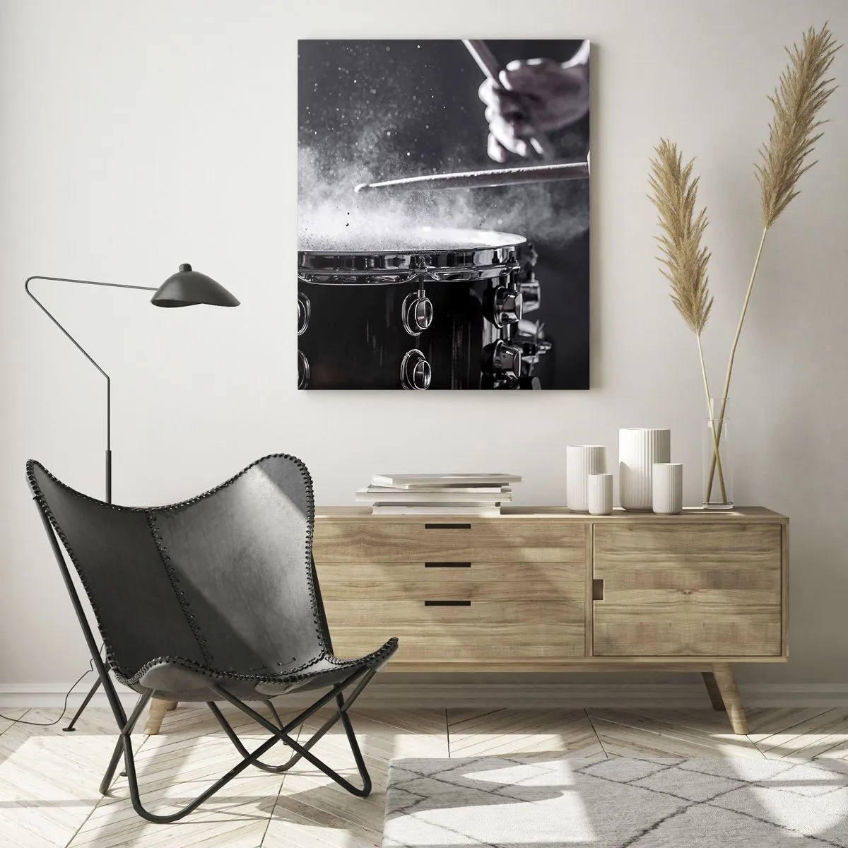 Glasbild - Bild auf glas - Schlagen der Snare Drum mit Sticks mit Staubeffekt - 80x120cm - Der Puls der Musik - Moderne Wanddekoration für Wohnzimmer und Schlafzimmer ARTTOR