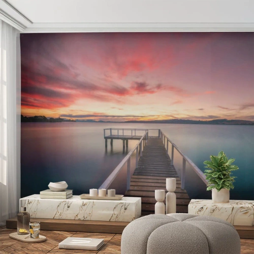 Selbstklebende Fototapete Deluxe Sticker - Die sanfte Flamme des Abends - Landschaft, Sonnenuntergang, Holzsteg - 450x315 cm