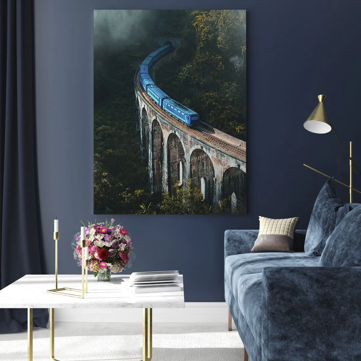 Glasbild - Bild auf glas - Ein blauer Zug, der auf einem Steinviadukt im Wald fährt - 50x70cm - Neigung zur Natur - Moderne Wanddekoration für Wohnzimmer und Schlafzimmer ARTTOR