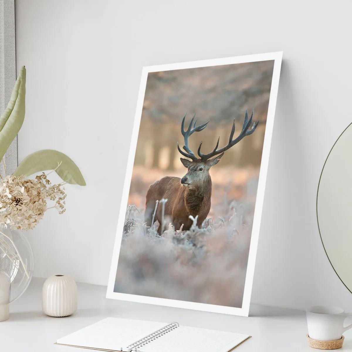 Poster - Ein stattlicher Hirsch in einer winterlichen Waldkulisse - 50x70cm - Ein flotter Morgen - Moderne Wanddekoration für Wohnzimmer und Schlafzimmer ARTTOR
