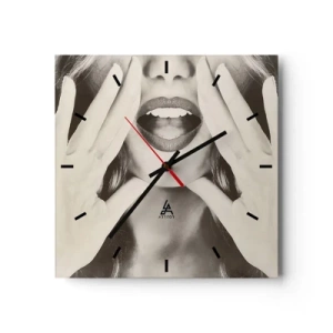 Wanduhr - Glasuhr - Schwarz-Weiß-Porträt einer Frau mit ausdrucksstarken Lippen und Händen - 30x30cm - Ich komme schon! - Moderne Wanddekoration für Wohnzimmer und Schlafzimmer ARTTOR