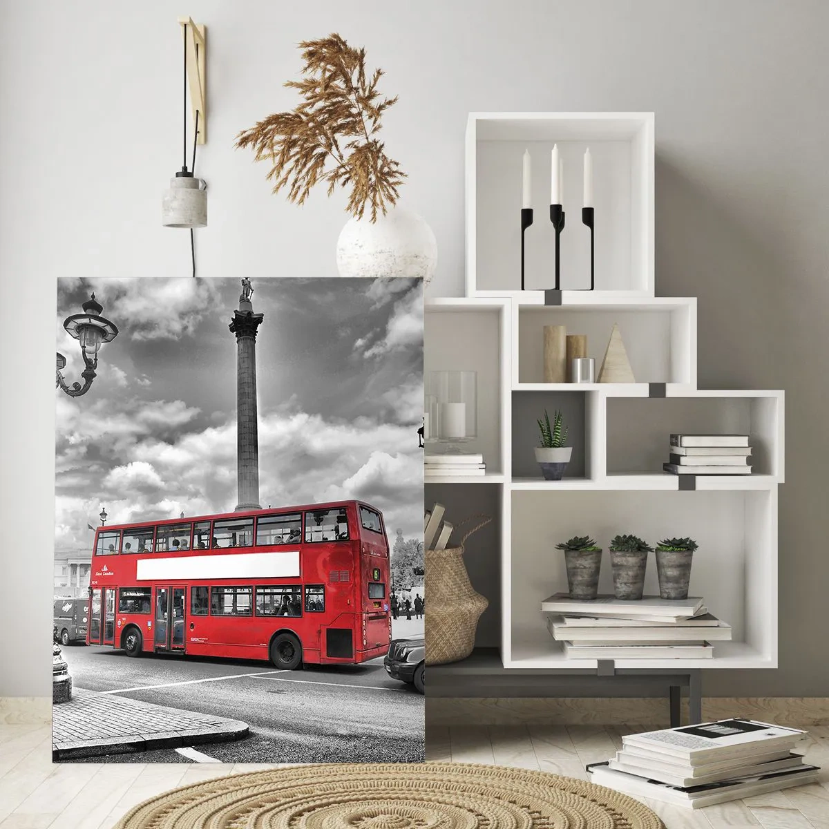 Glasbild - Bild auf glas - Ein roter Bus vor einer schwarz-weißen Stadtlandschaft - 50x70cm - Der wahre Blutkreislauf der Stadt - Moderne Wanddekoration für Wohnzimmer und Schlafzimmer ARTTOR