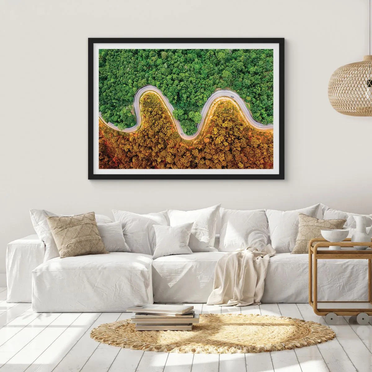 Poster in einem schwarzem Rahmen - Eine kurvenreiche Straße durch den Wald aus der Vogelperspektive gesehen - 70x50cm - Grenzen und Durchbrüche - Moderne Wanddekoration für Wohnzimmer und Schlafzimmer ARTTOR