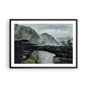 Poster in einem schwarzem Rahmen - Ein Steinbogen, umgeben von nebligen Bergen und Wäldern - 70x50cm - Abenteuer beginnt gleich - Moderne Wanddekoration für Wohnzimmer und Schlafzimmer ARTTOR