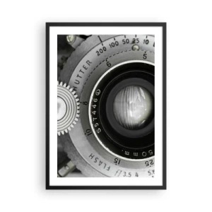 Poster in einem schwarzem Rahmen - Nahaufnahme eines Kameraobjektivs mit metallischen Details - 50x70cm - Eine Story über Hollywood - Moderne Wanddekoration für Wohnzimmer und Schlafzimmer ARTTOR