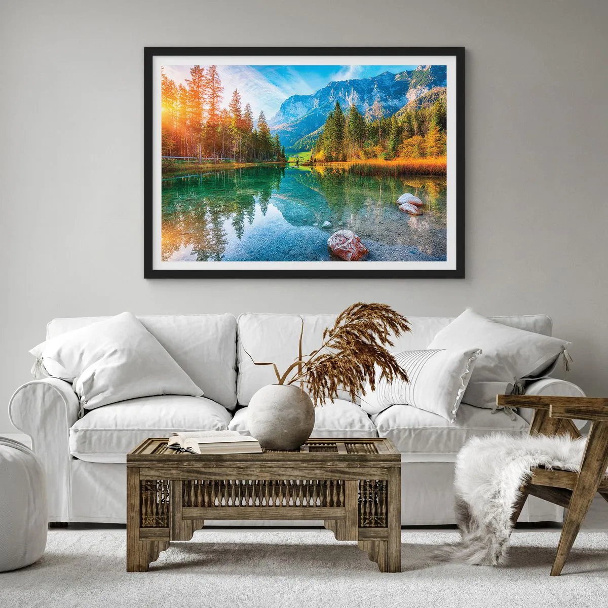 Poster in einem schwarzem Rahmen - Ein malerischer See, umgeben von Bergen und Wäldern - 100x70cm - Die Sanftheit des Herbstes - Moderne Wanddekoration für Wohnzimmer und Schlafzimmer ARTTOR