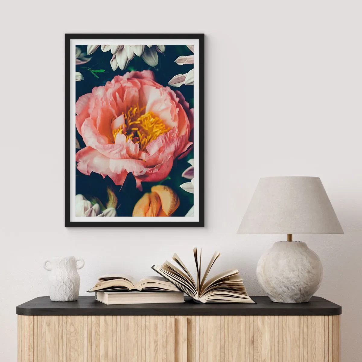 Poster in einem schwarzem Rahmen - Eine rosa Blume mit einer gelben Mitte, umgeben von anderen Blumen - 50x70cm - Mit barocker Pracht - Moderne Wanddekoration für Wohnzimmer und Schlafzimmer ARTTOR