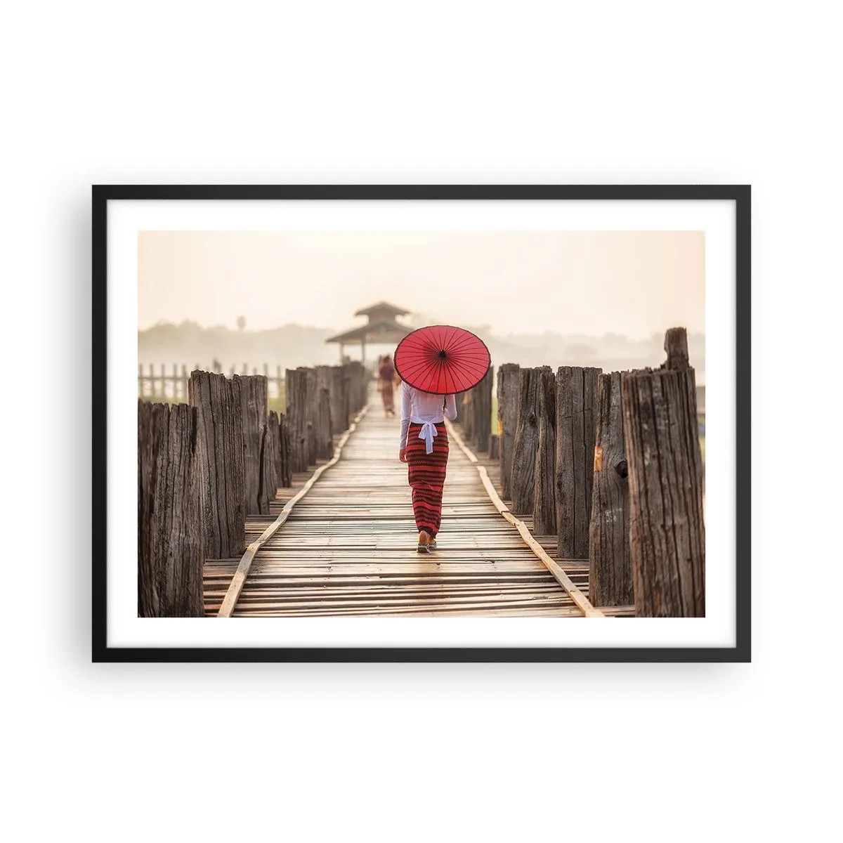Poster in einem schwarzem Rahmen - Eine Frau mit einem roten Regenschirm auf einer Holzbrücke - 70x50cm - Auf der alten Brücke - Moderne Wanddekoration für Wohnzimmer und Schlafzimmer ARTTOR