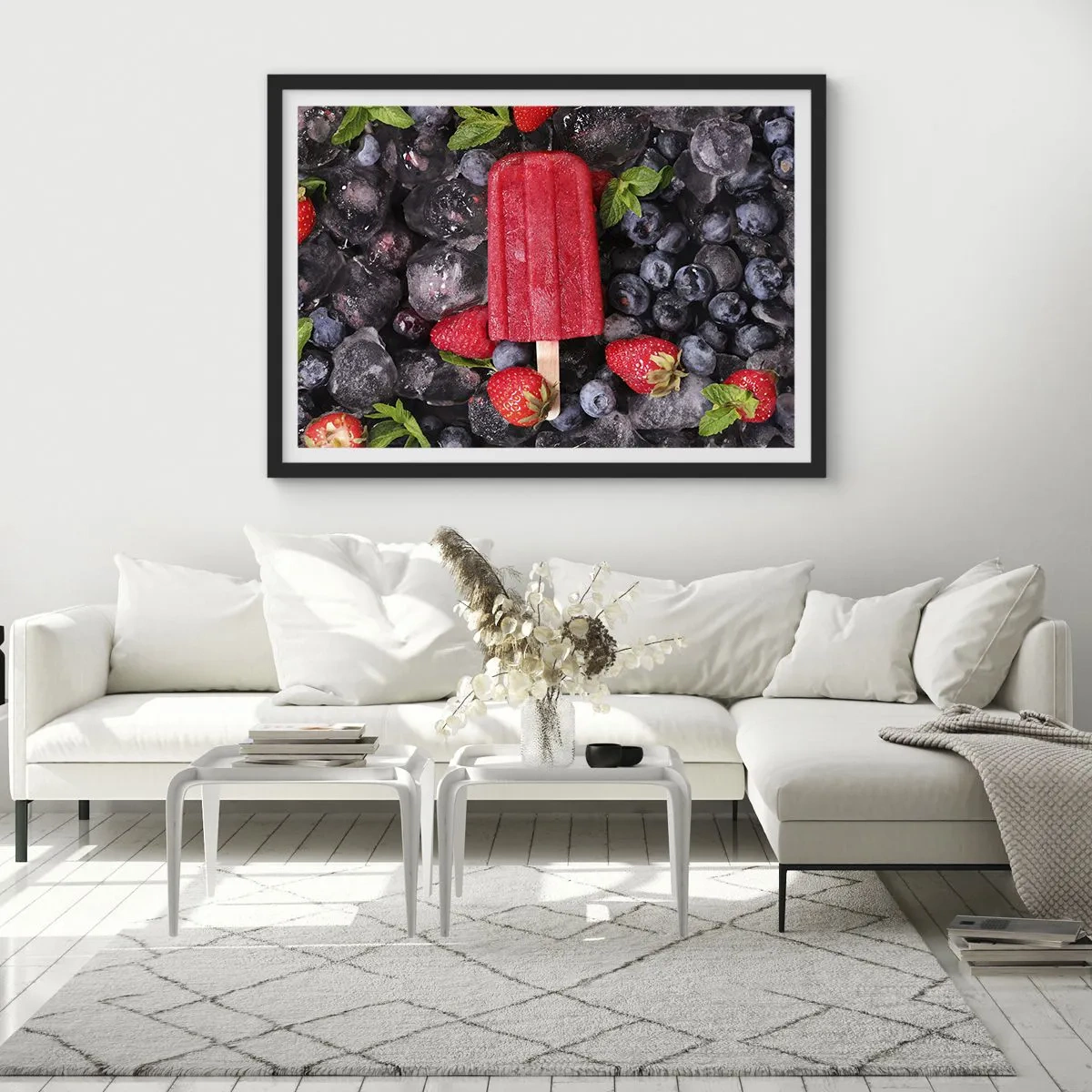 Poster in einem schwarzem Rahmen - Rotes Eis am Stiel, umgeben von Früchten und Eis - 70x50cm - So schmeckt der heiße Sommer - Moderne Wanddekoration für Wohnzimmer und Schlafzimmer ARTTOR