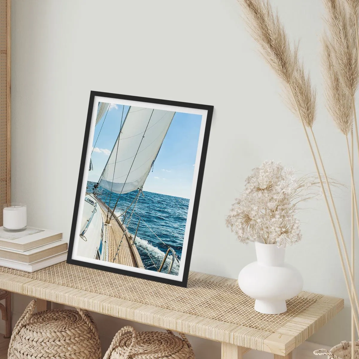 Poster in einem schwarzem Rahmen - Ein Segelboot auf hoher See an einem sonnigen Tag - 50x70cm - Ahoi, Abenteuer - Moderne Wanddekoration für Wohnzimmer und Schlafzimmer ARTTOR