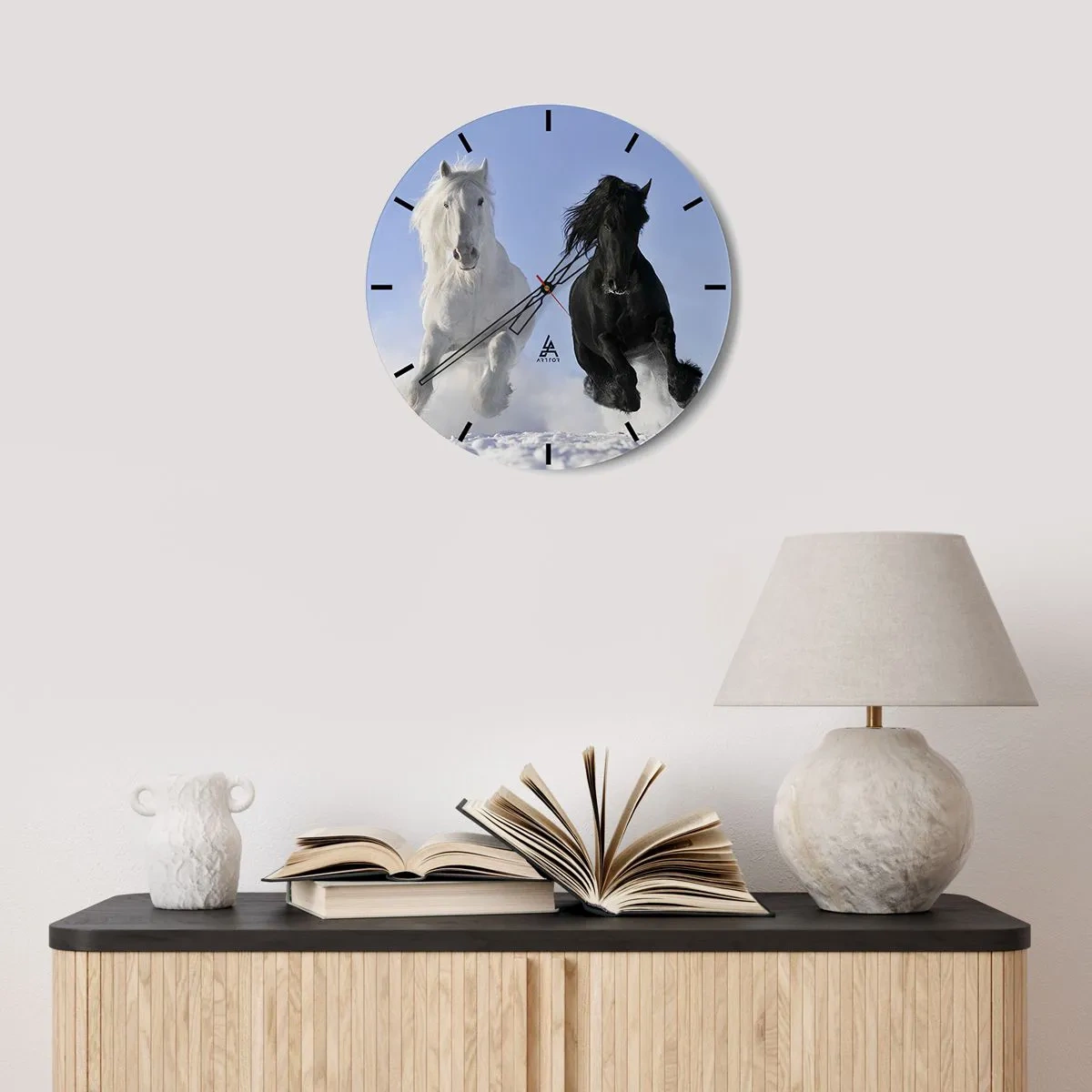 Wanduhr - Glasuhr - Schwarze und weiße Pferde galoppieren gegen den Himmel - 30x30cm - Schwarz-Weiß-Galopp - Moderne Wanddekoration für Wohnzimmer, Küche und Schlafzimmer ARTTOR
