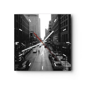 Wanduhr - Glasuhr - Eine schwarz-weiße Straße mitten in der Stadt mit Autos und Fußgängern - 30x30cm - Ein weiterer Tag wie jeder andere Tag - Moderne Wanddekoration für Wohnzimmer und Schlafzimmer ARTTOR