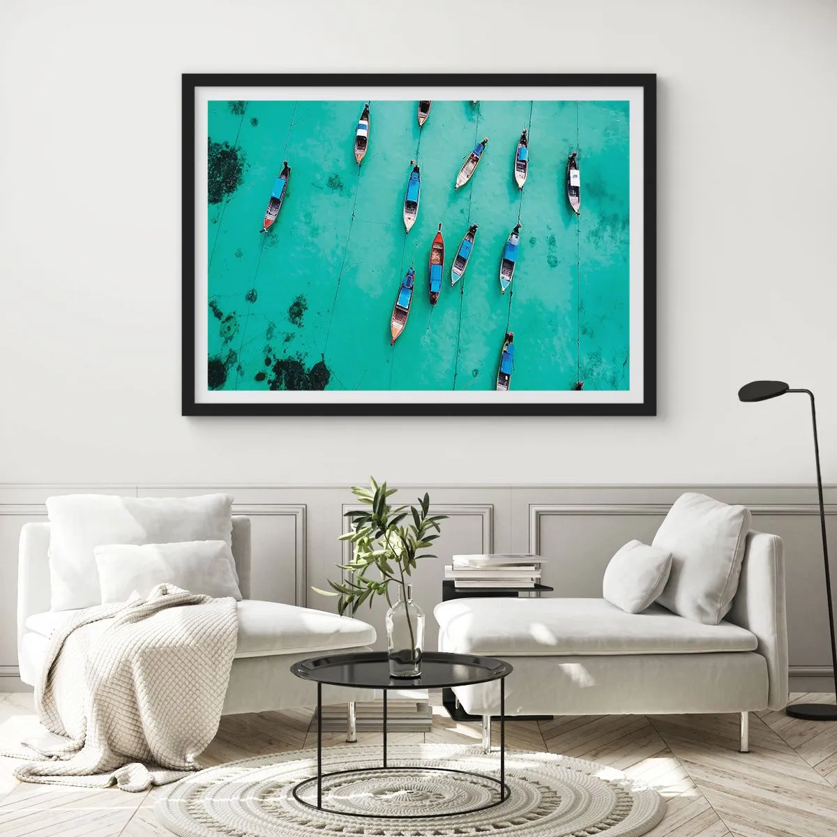 Poster in einem schwarzem Rahmen - Boote auf türkisfarbenem Wasser aus der Vogelperspektive - 70x50cm - In freudiger Erwartung - Moderne Wanddekoration für Wohnzimmer und Schlafzimmer ARTTOR