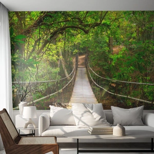 Fototapete Standard Eco - Eine Hängebrücke in einem tropischen Wald, umgeben von Grün - 100x70cm - Denn im Garten gibt es eine Schlingpflanze - Moderne Wanddekoration für Wohnzimmer und Schlafzimmer ARTTOR