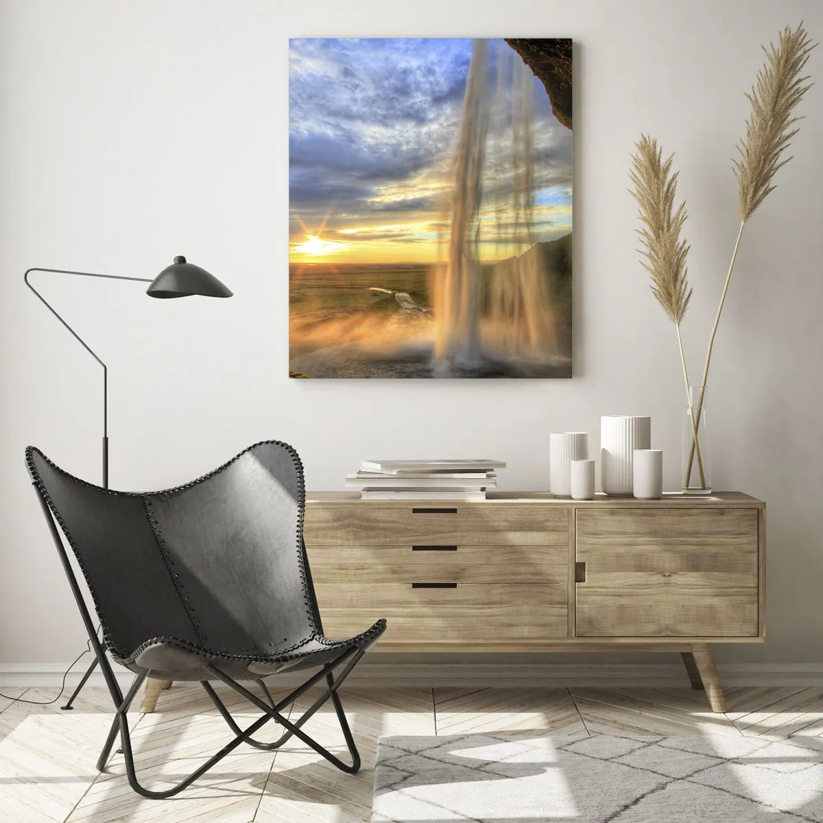 Glasbild - Bild auf glas - Ein vom Sonnenlicht beleuchteter Wasserfall vor einer Landschaftskulisse - 70x100cm - Die Welt hinter einem Schleier aus Tropfen - Moderne Wanddekoration für Wohnzimmer und Schlafzimmer ARTTOR