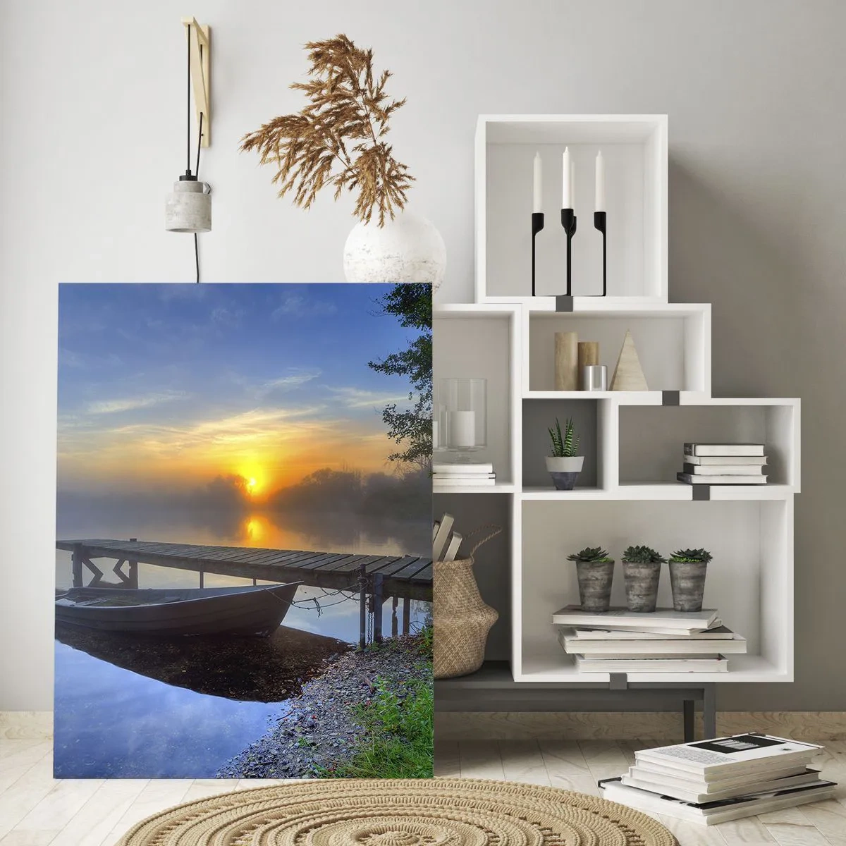 Glasbild - Bild auf glas - Ein Seesteg bei Sonnenaufgang mit einem Boot am Ufer - 80x120cm - Wie aus Gewöhnlichem Magie wird - Moderne Wanddekoration für Wohnzimmer und Schlafzimmer ARTTOR