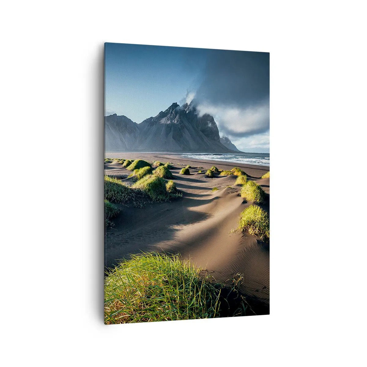 Bild auf Leinwand - Leinwandbild - Grüne Dünen mit Bergkulisse unter blauem Himmel - 80x120cm - Harmonie der Elemente - Moderne Wanddekoration für Wohnzimmer und Schlafzimmer ARTTOR