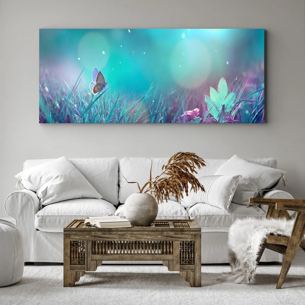 Bild auf Leinwand - Leinwandbild - Ein Schmetterling auf dem Gras im Licht verschwommener Reflexionen - 160x50cm - Das geheime Leben der Wiese - Moderne Wanddekoration für Wohnzimmer und Schlafzimmer ARTTOR