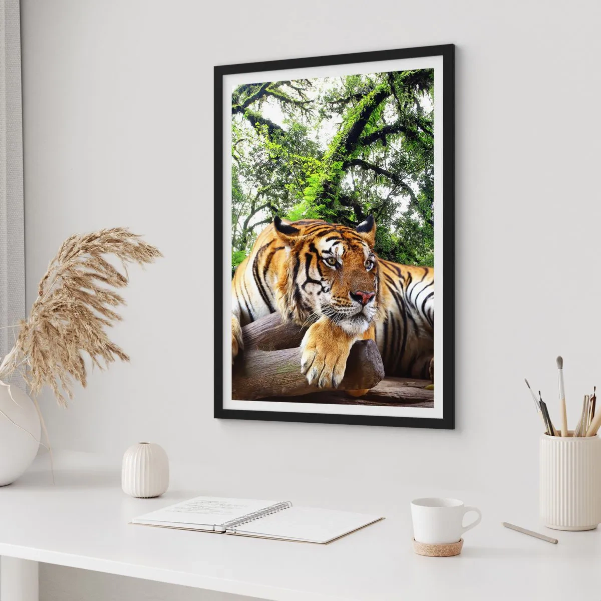 Poster in einem schwarzem Rahmen - Ein Tiger ruht zwischen den grünen Bäumen - 50x70cm - Hochachtungsvoll - Moderne Wanddekoration für Wohnzimmer und Schlafzimmer ARTTOR