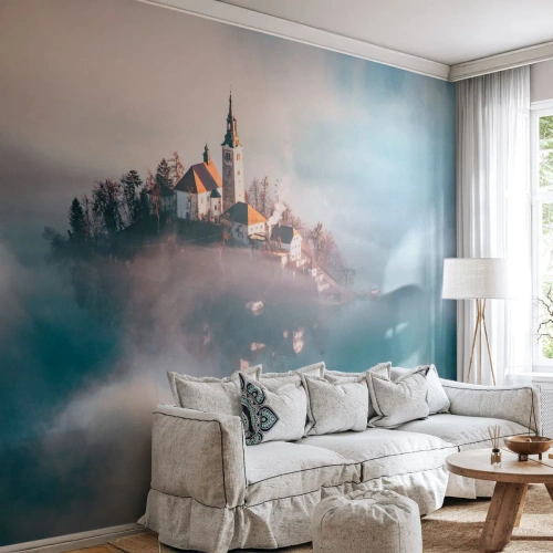 Fototapete Premium Sand - Eine malerische Insel mit einer von Nebel umgebenen Kirche auf dem See - 100x70cm - Trauminsel - Moderne Wanddekoration für Wohnzimmer und Schlafzimmer ARTTOR