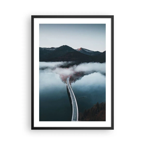 Poster in einem schwarzem Rahmen - Eine Brücke über einen ruhigen See, im Hintergrund spiegeln sich die Berge. - 50x70cm - Über Wasser so glatt wie ein Spiegel - Moderne Wanddekoration für Wohnzimmer und Schlafzimmer ARTTOR