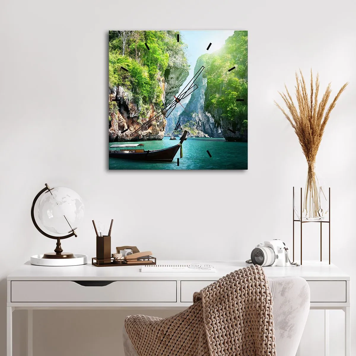 Wanduhr - Glasuhr - Ein traditionelles Boot vor der Kulisse tropischer Klippen und türkisfarbenem Wasser - 30x30cm - Eine Einladung zu einer exotischen Reise - Moderne Wanddekoration für Wohnzimmer und Schlafzimmer ARTTOR