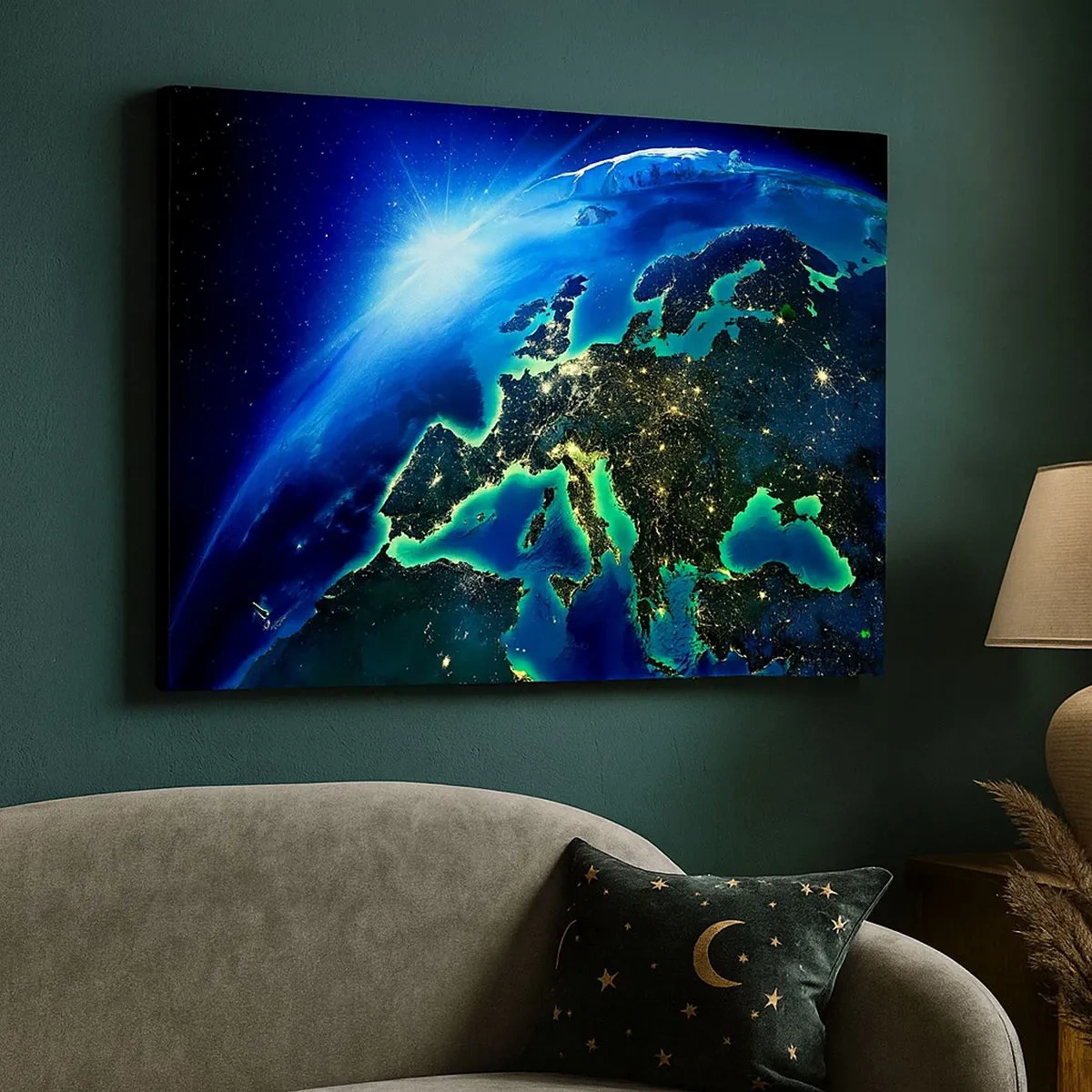 Bild auf Leinwand - Leinwandbild - Ein Blick auf Europa aus dem Weltraum im Schein der aufgehenden Sonne. - 70x50cm - Funkelndes Europa - Moderne Wanddekoration für Wohnzimmer und Schlafzimmer ARTTOR