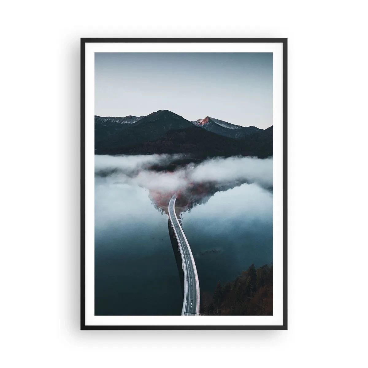 Poster in einem schwarzem Rahmen - Über Wasser so glatt wie ein Spiegel - 70x100 cm