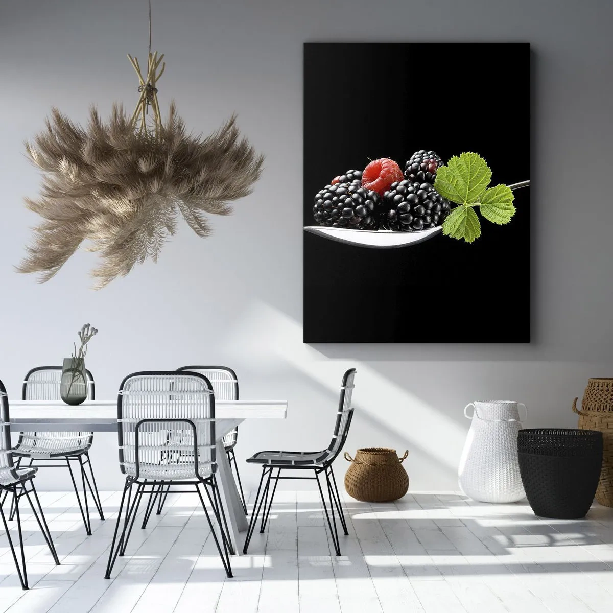 Bild auf Leinwand - Leinwandbild - Brombeeren und Himbeeren auf einem Löffel mit einem Blatt auf schwarzem Hintergrund - 50x70cm - Der Geschmack der Frische - Moderne Wanddekoration für Wohnzimmer und Schlafzimmer ARTTOR
