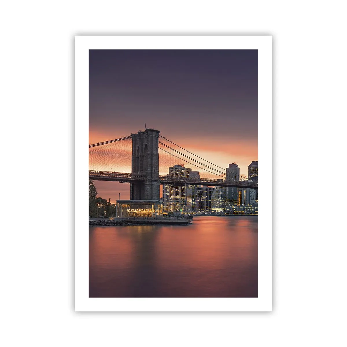 Poster - Brooklyn Bridge bei Nacht mit der beleuchteten Stadt im Hintergrund - 50x70cm - Eingetaucht in lila Stille - Moderne Wanddekoration für Wohnzimmer und Schlafzimmer ARTTOR