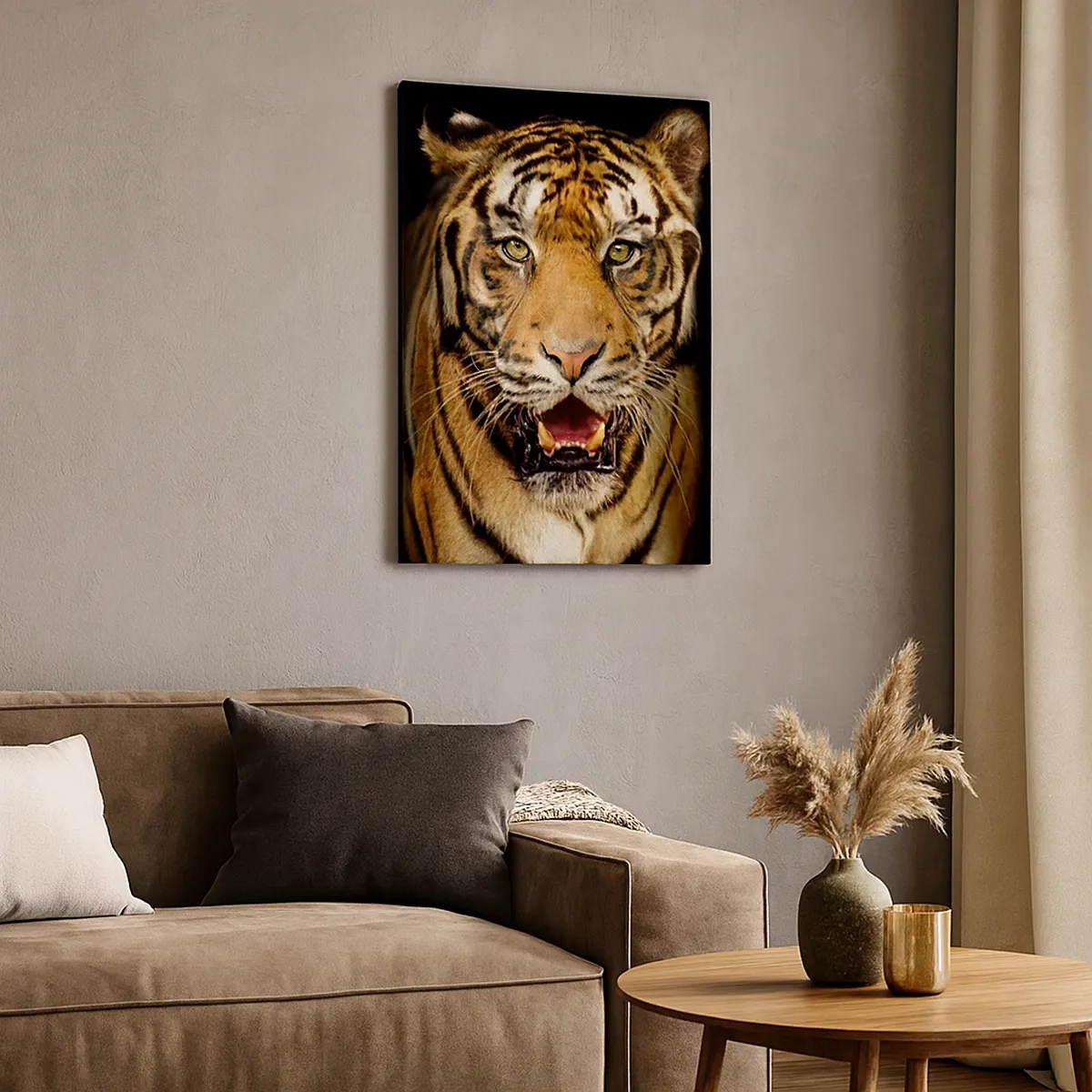 Bild auf Leinwand - Leinwandbild - Ein Tiger mit offenem Maul auf schwarzem Hintergrund - 50x70cm - Wild im Herzen - Moderne Wanddekoration für Wohnzimmer und Schlafzimmer ARTTOR