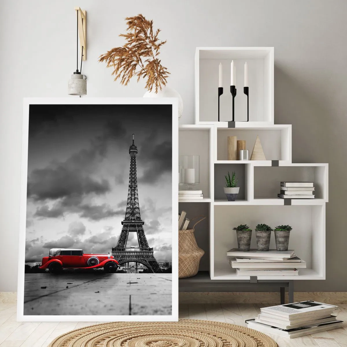 Poster - Ein rotes Auto vor dem Eiffelturm in Schwarz und Weiß - 50x70cm - Vor nicht allzu langer Zeit in Paris - Moderne Wanddekoration für Wohnzimmer und Schlafzimmer ARTTOR