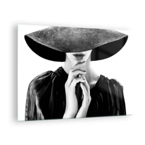 Glasbild - Bild auf glas - Stilvolle Frau in Schwarz mit einem Hut, der ihr Gesicht bedeckt - 70x50cm - Versteckte Schönheit - Moderne Wanddekoration für Wohnzimmer und Schlafzimmer ARTTOR