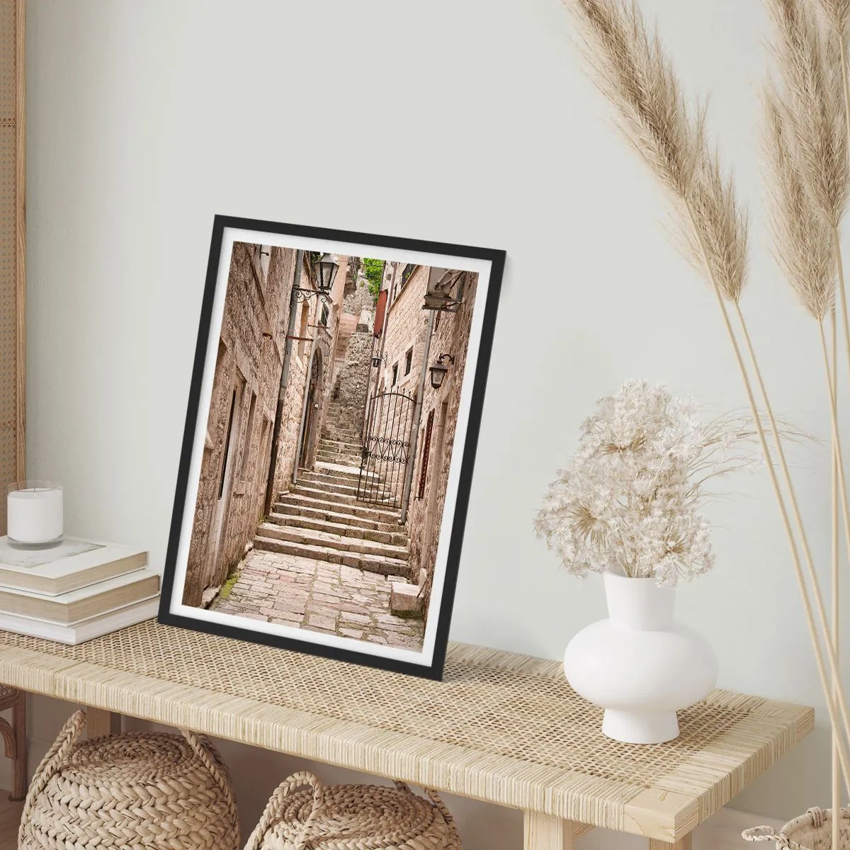 Poster in einem schwarzem Rahmen - Eine magische alte Gasse - 30x40 cm
