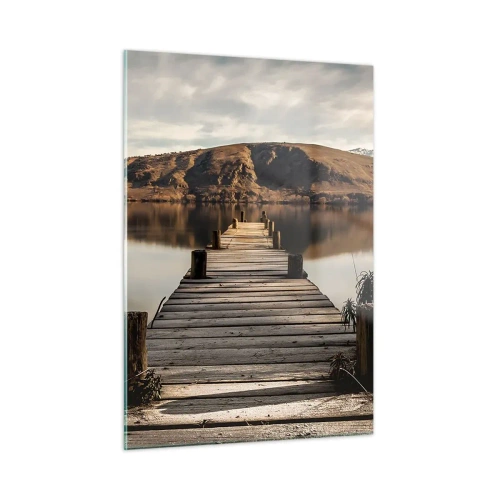 Glasbild - Bild auf glas - Ein Holzsteg über einem See mit Blick auf die Berge im Hintergrund - 50x70cm - Landschaft in Stille - Moderne Wanddekoration für Wohnzimmer und Schlafzimmer ARTTOR