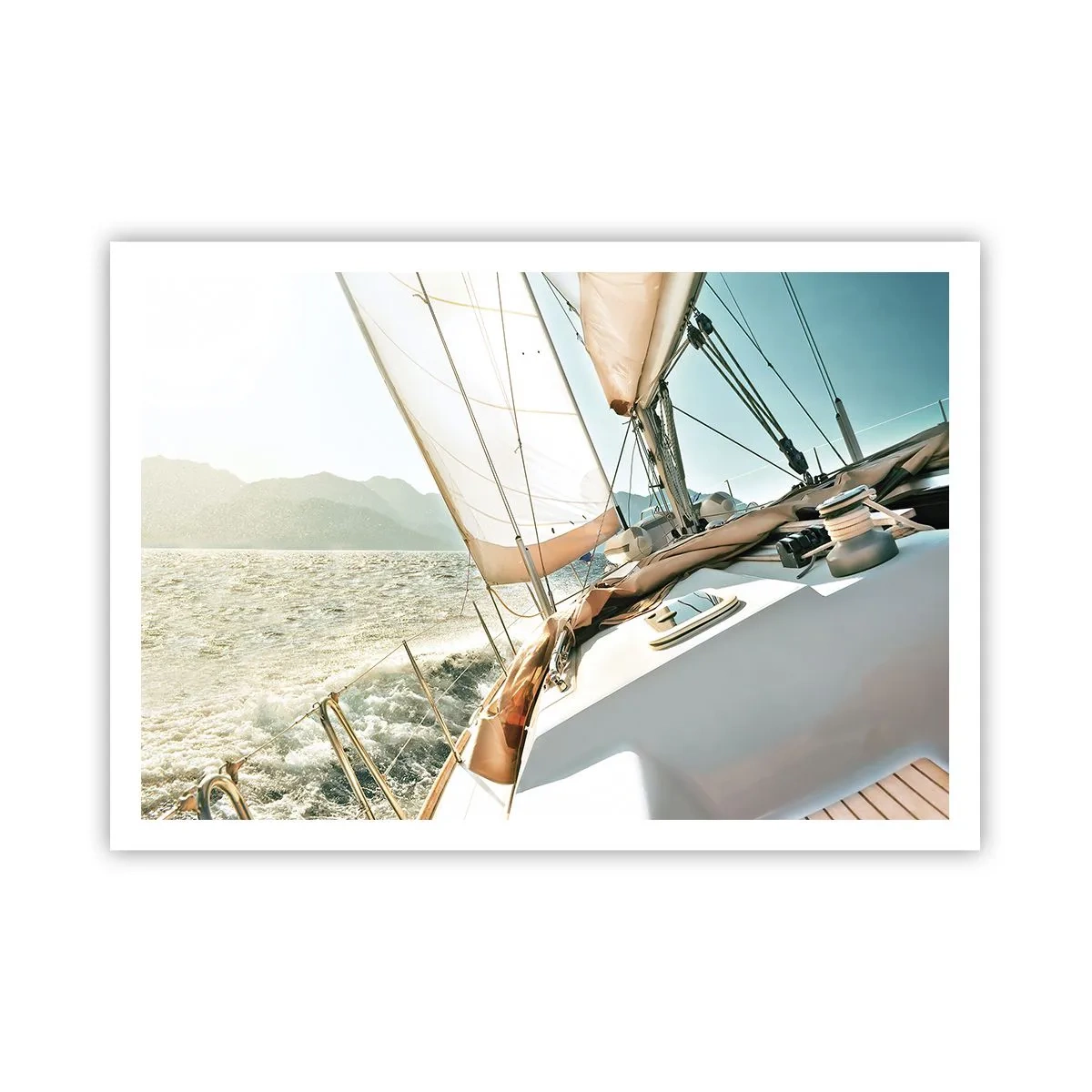 Poster - Eine Yacht auf offener See mit Blick auf die Berge - 100x70cm - Unter vollen Segeln - Moderne Wanddekoration für Wohnzimmer und Schlafzimmer ARTTOR
